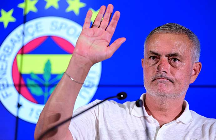 Fenerbahçe Teknik Direktörü Jose Mourinho; Lille maçı öncesi yaptığı açıklamada, "Eğer bana 'Şampiyonlar Ligi'ni kazanabilir misiniz' diye sorarsanız, şunu derim: Her şey mümkün ama ben mucizelere inanmam. Ama bana 'Avrupa Ligi'ni kazanabilir misiniz' derseniz, 'Evet kazanabiliriz' derim. Ama Şampiyonlar Ligi'nde oynamayı tercih ederim" dedi. Mourinho, ayrıca orta sahaya transfer ile ilgili sorulan soruyu da yanıtladı. 