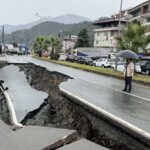 Artvin-Hopa kara yolu çöktü