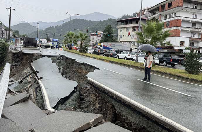 Artvin-Hopa kara yolu çöktü