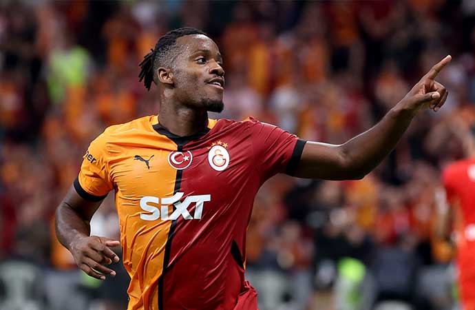 Galatasaray'da forma giyen Michy Batshuayi eski takımına karşı oynayacağı derbi öncesinde açıklama yaptı. Belçikalı golcü, "Fenerbahçe'ye gol atmak ve kazanmak için oraya gideceğim" dedi.