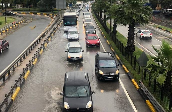 Trabzon’da etkili yağış yolları göle çevirdi!