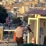 Güvenlik görevlisinin kedi ile dans ettiği anlar tebessüm ettirdi!