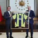 Fenerbahçe’den Erdoğan’a ziyaret! Ali Koç imzalı forma hediye etti