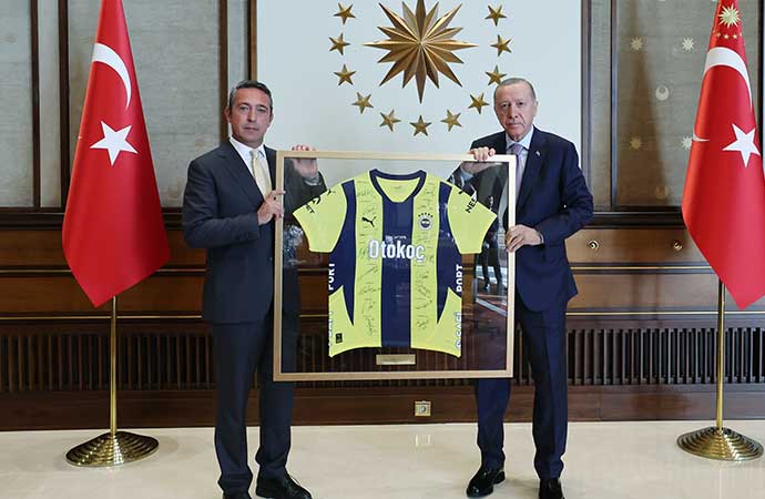 Fenerbahçe’den Erdoğan’a ziyaret! Ali Koç imzalı forma hediye etti