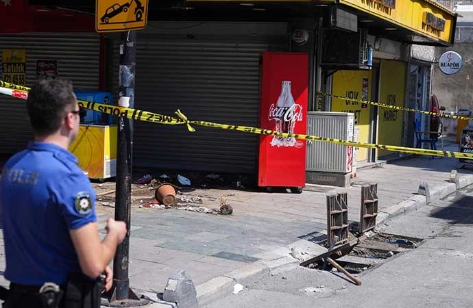 İzmir’de sağanak yağışın ardından oluşan su birikintisine elektrik akımına kapılan 2 kişinin ölümüyle ilgili davanın duruşması devam ediyor. 13'ü tutuklu 42 sanığın yargılandığı davada, savcı tutuklu sanıkların tutukluluk hallerinin devamını ve yeni bilirkişi raporu talep etti.