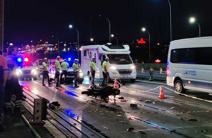 Haliç Köprüsü’nde motosiklet yol temizleme aracına çarptı! Bir ölü