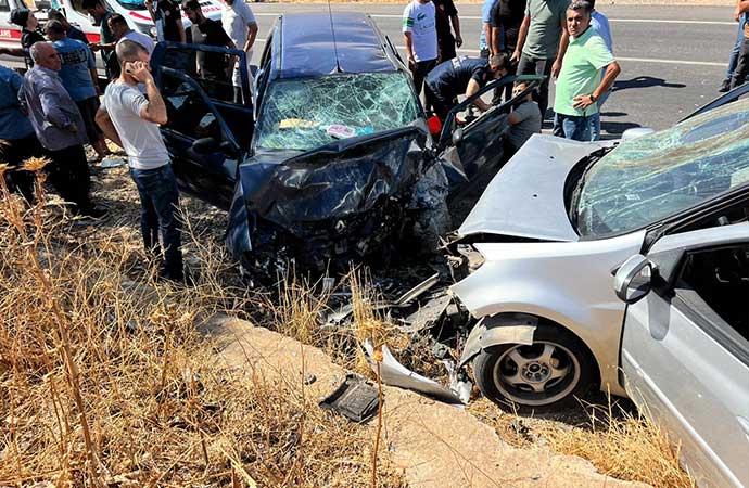 Mardin’de iki otomobil kafa kafaya çarpıştı! 11 yaralı