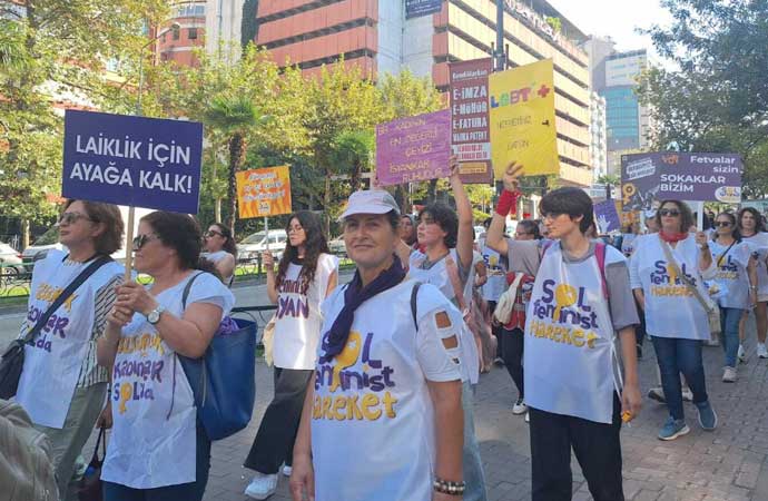 SOL Feminist Hareket, Bursa’da ‘Laiklik Mitingi’ düzenledi. Mitingde, “Bugün burada yükselen mücadele, 22 yıllık karanlığın karşısında direnenlerin mücadelesidir” mesajı verildi.