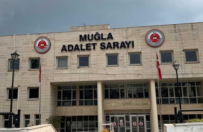 Muğla’ya okul etkinliği için gelen Hacettepe Üniversitesi öğrencisi D.K., bir erkek öğrencinin cinsel saldırısına maruz kaldığını iddia ederek şikayetçi oldu. Genç kadının, şikayeti üzerine şüpheli Y. E. Ö. tutuklandı.