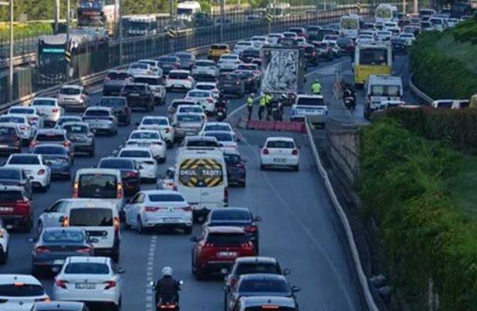 İstanbul güne yağmurla başladı! Trafik kilitlendi