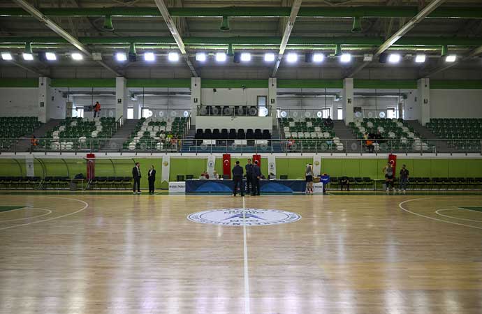 Konuk takım sahaya çıkmadı, basketbol maçı ertelendi