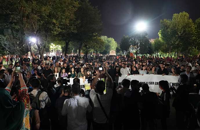 Diyarbakır’da Narin Güran için yürüyüş ve basın açıklaması gerçekleştirildi. Açıklamada, “Herkes bilsin ki bundan sonra çocuklarımızı ve toplumumuzu bu çürümeden koruyacağız. Bu yük hepimizin omuzlarında" denildi.